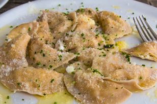 Na obiad lepię tyrolskie pierożki. Znikają, zanim skończę gotować ostatnią partię