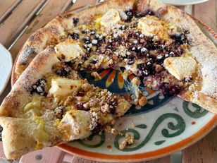 Zjedliśmy "pizzę-jagodziankę" w lokalu po "Kuchennych Rewolucjach". Zaskoczenie sezonu, ale czy warte prawie 50 zł?