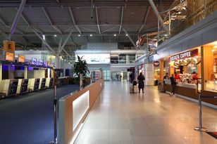 23-latek z Ukrainy zatrzymany na Okęciu. Z zagłuszarkę fal radiowych