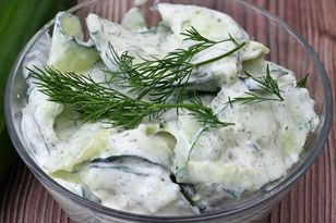 Kucharki w barach mlecznych robią mizerię tylko tak. Nie podchodzi wodą i nie jest mdła