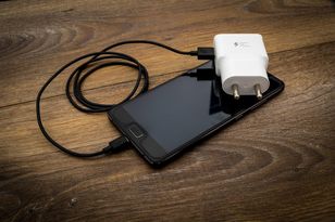 Bateria w smartfonie wytrzymuje zwykle 2–3 lata, zanim znacząco straci pojemność