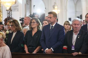 Biejat nie uklękła w kościele. W sieci burza, ksiądz komentuje