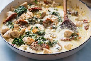 Każdy fan kurczaka zakocha się w tym przepisie. Aksamitny i pełen smaku sos robi robotę