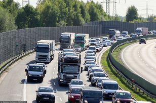 Siedem pojazdów zderzyło się na A4 pod Kostomłotami — korek 15 km