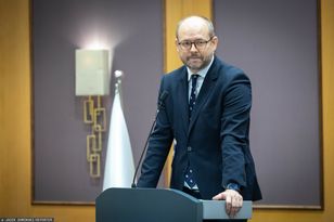 Zatrzymania ws. fałszywych alarmów. Człowiek Nawrockiego komentuje
