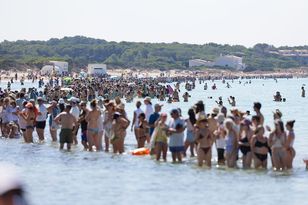 10 tys. osób weszło do morza na Majorce w proteście przeciw masowej turystyce