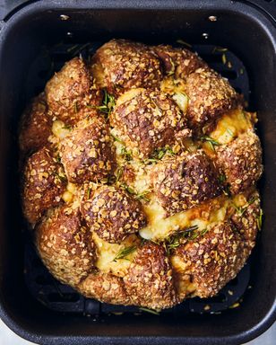 Chleb sodowy z serem i rozmarynem. Wypiek z airfryera lepszy niż z piekarni