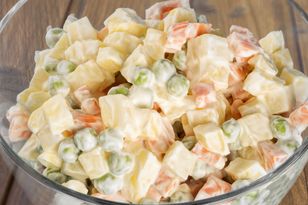 Wcale nie z puszki. Kuzynka dodaje do sałatki jarzynowej inny groszek i smakuje o niebo lepiej