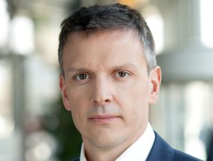 Od lat nadzoruje finanse u Solorza. Przeszedł niżej w nadzorze firmy energetycznej