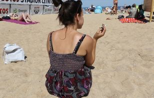 Palenie papierosów na plaży irytuje najbardziej — ankieta potwierdza