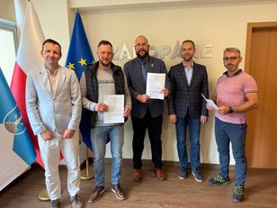 Obiecał wyborcom i żonie, iż po połowie kadencji odda fotel. Dziś milczy