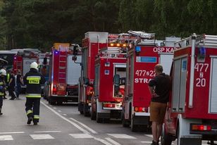 Pożar dawnego obiektu kolejowego w Strzegomiu — kłęby dymu nad miastem