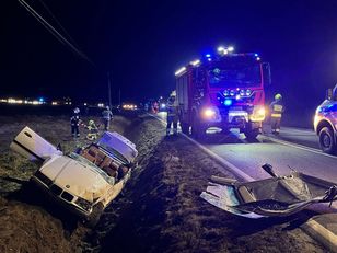 Wypadek na DW 975. BMW nagle wpadło do rowu