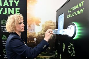 Zebrała 120 butelek, pieniędzy nie odzyskała. Problemy z kaucją w popularnych sieciach