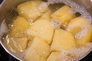 Ziemniaki gotuję w tym płynie. Mają niesamowity smak i aromat