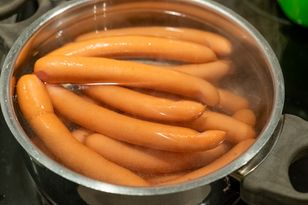 Prześwietlił składy popularnych parówek. "Syf, zmielone skóry, chrząstki i ścięgna"