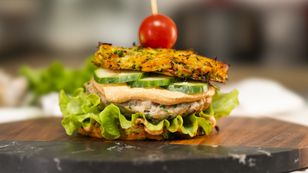 Przepis dnia na burgera z warzywnymi plackami. Możesz go jeść bez wyrzutów sumienia