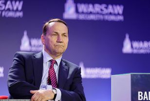 "Wow, pełny Putin". Sikorski ostro o polskim pośle