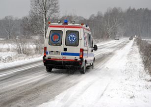 Karetka w potrzasku. Przez 10 godzin na oblodzonej drodze