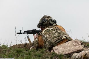 Austriacy omijają sankcje. Wysyłają Rosjanom snajperskie lunety