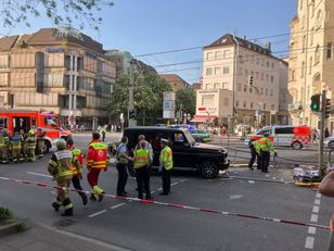 Samochód wjechał w grupę ludzi w centrum Stuttgartu. Są ranni