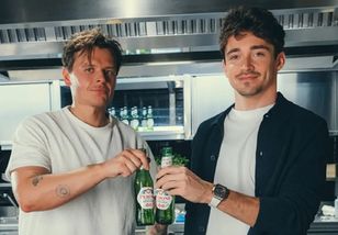 Mariusz Mac i Charles Leclerc w letniej kampanii Peroni Nastro Azzurro