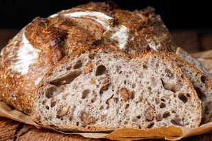 Prosty chleb na swojskie śniadanie. Wychodzi mięciutki i z chrupiącym akcentem