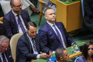 Sikorski o blokowaniu ambasadorów przez Nawrockiego. "Próbuje szantażem"