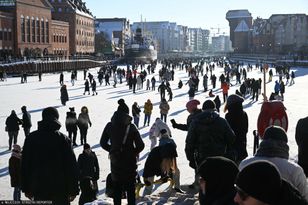 Tłumy ludzi na zamarzniętej Motławie. Pilny apel policji