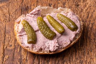 W PRL każdy kładł na kanapki. Dziś większość nie tknęłaby choćby patykiem