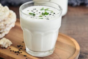 Maślanka obniża cholesterol i wzmacnia serce — dlaczego warto ją pić?