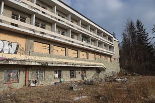 Milioner wychodzi z więzienia. Może zburzyć legendarny pensjonat