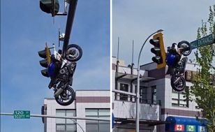Kuriozalny wypadek w Kanadzie. Motocykl zawisł na sygnalizacji