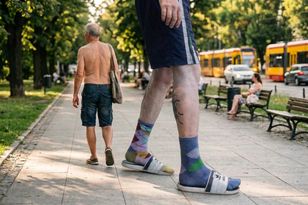 Polacy akceptują spodenki w biurze, ale skarpety do sandałów wciąż dzielą opinie