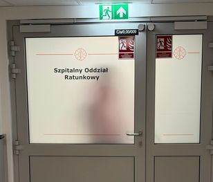 Agresja pacjentów na SOR w Nowym Targu — policja interweniowała dwukrotnie