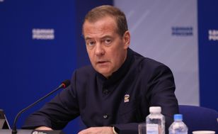 Miedwiediew: Rosjanie, którzy wyjechali i sprzeciwiają się wojnie, nie wrócą do kraju