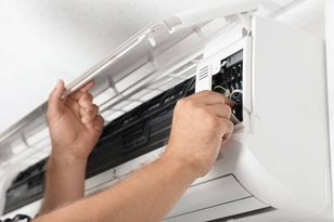 Montuje klimatyzacje. Tyle zarabia w największe upały