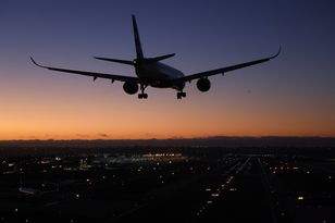 Tragiczny lot. Zwłoki zawinięto w koc na 13 godzin