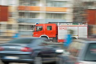 Kłęby dymu nad Wrocławiem. Pożar na placu budowy