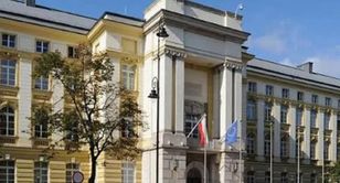 Pięć firm w outdoorowym przetargu kancelarii premiera