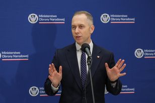 Tomczyk o szefie BBN. "Jest gdzieś pod stołem na kolanach"