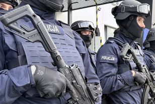 Grozili ochroniarzowi nożem. Szybka akcja policji