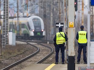 Trainsurfing w Warszawie: policja ostrzega przed jazdą na dachach pociągów