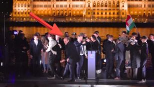 Węgierski lekarz popisał się na scenie. Taneczne ruchy poszły w viral