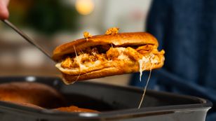 Kolacja prosto z piekarnika. Maślane bułki faszerowane na bogato kurczakiem z dodatkami