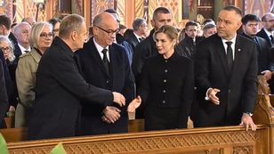 Znak pokoju w kościele. Tak zachowali się Tusk i Nawrocki