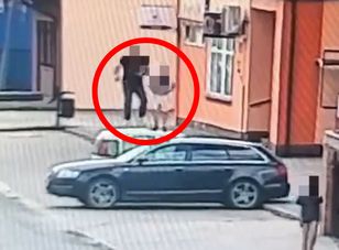 Skakał z dzieckiem po autach. Straty na tysiące złotych