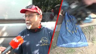 Skandal na proteście Solidarności. Użył flagi UE jako wycieraczki
