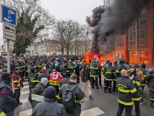 Strażacy mówią "dość". Rozpalili ognisko w środku Lille