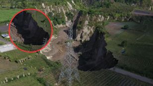 Gigantyczne zapadlisko. Paraliż w Indonezji po ulewie